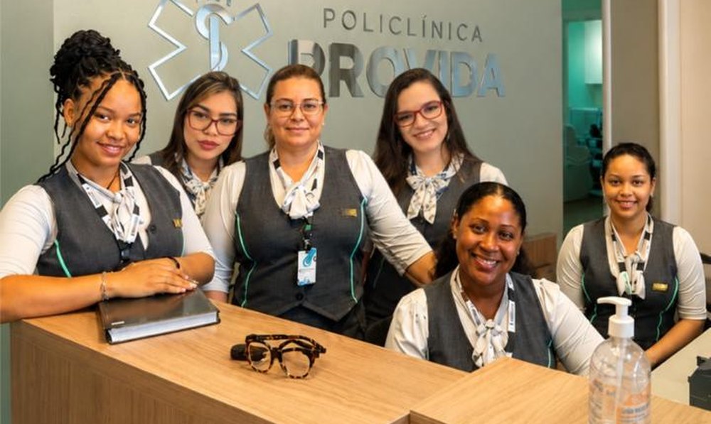Equipe de secretárias da Policlínica Pro Vida na recepção